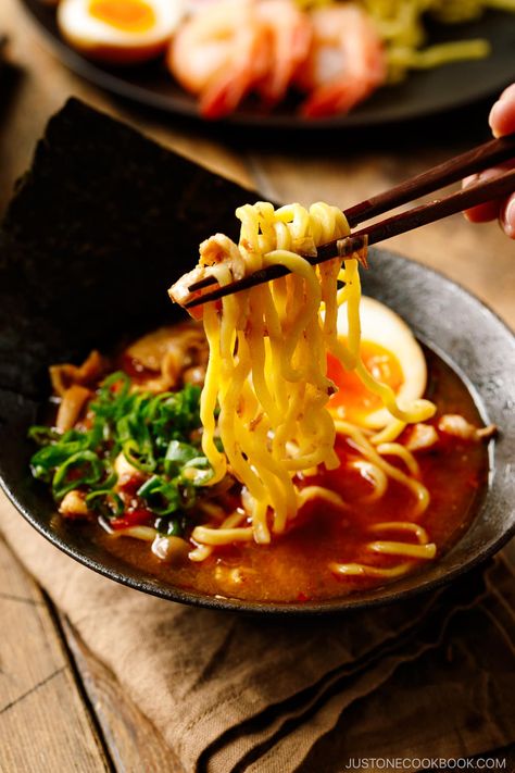 Tsukemen is cold ramen noodles served with a separate bowl of flavorful broth for dipping. Enjoy with a variety of topping for the perfect summer bowl! #tsukemen #ramen | Easy Japanese Recipes at JustOneCookbook.com Tsukemen Ramen, Spicy Ramen Noodle Recipes, Best Ramen Recipe, Spicy Ramen Recipe, Ramen Easy, Cold Ramen, Japanese Ramen Bowl, Fried Ramen, Hot Ramen