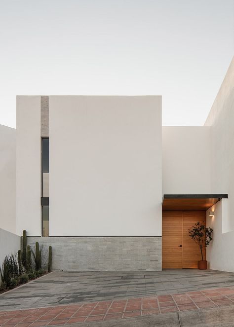 Simple House Facade, White Building Exterior, Facade House Design, Facade Design House, Minimal Facade, Concrete Minimalist House, House Facade Design, Facades Design, Villa Facade