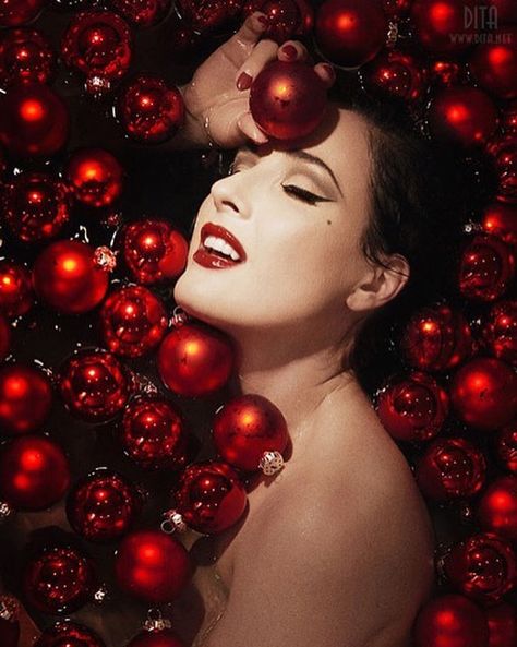 Christmas Fashion Photography, Christmas Editorial, Christmas Poses, Valentine Photo Shoot, Merry Christmas Photos, Holiday Photoshoot, Christmas Portraits, Christmas Shoot, Valentine Photo