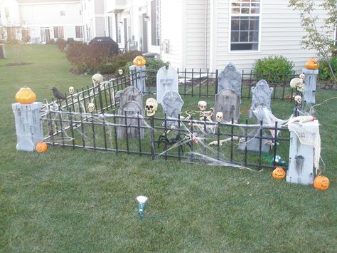 Diy Halloween Graveyard, Halloween Fence, Halloween Outside, Halloween Graveyard, Halloween Tombstones, Halloween Yard Decorations, Scary Halloween Decorations, Halloween Yard, Creepy Halloween