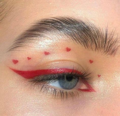 Harry Styles Makeup, Concert Makeup Looks, Taylor Swift Makeup, Queen Of Hearts Makeup, Nina Zenik, Thanksgiving Makeup, Concert Makeup, Red Eyeliner, Fest Outfits