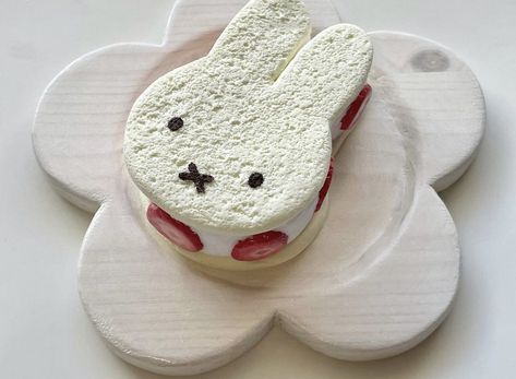 miffy strawberry cream sandwich aesthetic food tan white snack pretty Miffy Dessert, Aesthetic Things To Bake, Miffy Birthday Cake, Miffy Cupcakes, Miffy Food, Miffy Cake, Miffy Aesthetic, Kawaii Cooking, Cute Snacks