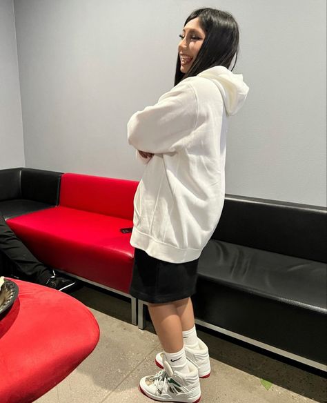 J4 Outfits Women, Jayroxxx Outfits, Thug Outfits Female, Oversized Hoodie And Shorts Outfit, Chicana Aesthetic Outfit, Chola Fits, Chicana Style Outfits, Look Hip Hop, Baggy Outfit Ideas