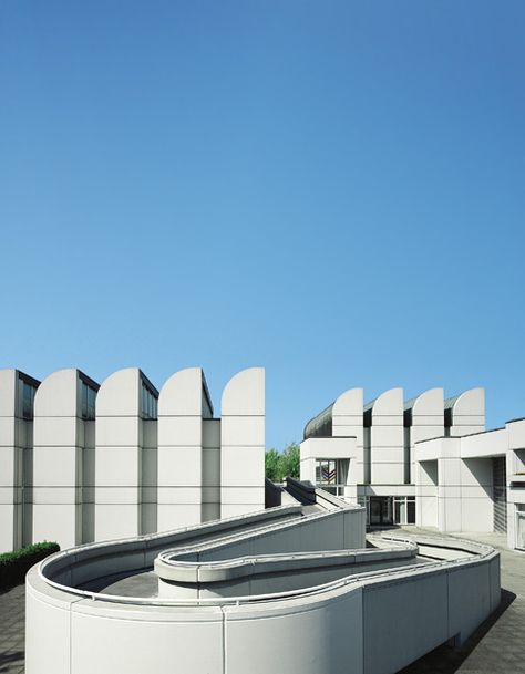 bauhaus museum berlin .... emotionless but memorable http://cimmermann.co.uk/blog/culture-vulture-worlds-best-design-museums/ Bauhaus Architecture, Berlin Museum, Genius Loci, Kengo Kuma, Walter Gropius, Josef Albers, Frank Gehry, Bauhaus Design, German Art