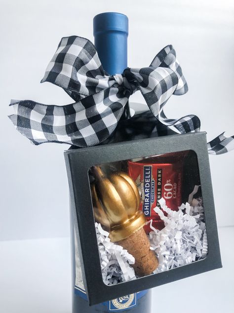 Wine Bottle And Glasses Gift Basket, Diy Wine Gift Box Ideas, How To Wrap Wine Bottles Gift Christmas, Wine Bottle Gift Box Ideas, Wine Bottle Box Ideas, Gifting Wine Ideas, Wine Gift Wrapping Ideas, Wine Bottle Gift Ideas, Experiential Marketing Ideas