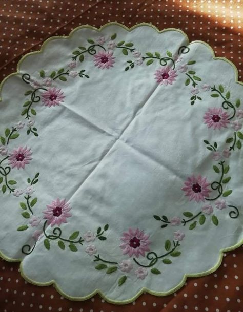 Rumal Embroidery Designs, Bedsheet Embroidery Design, Bedsheet Embroidery, Beginning Embroidery, Bordados Tambour, Crewel Embroidery Patterns, Cushion Embroidery, Flower Machine Embroidery Designs, Cross Stitch Geometric