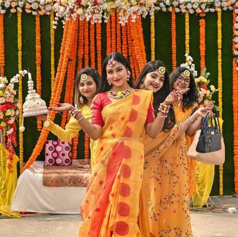 Funny Wedding Poses, Mehendi Photoshoot, Haldi Poses For Bride, Haldi Photoshoot, Haldi Ceremony Outfit, Bridesmaid Poses, Indian Bride Poses, Indian Bride Photography Poses, Bridesmaid Photoshoot