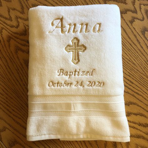 Baptism Gift Ideas, Christmas Dinner Table Settings, Christian Baptism, Christening Party, Towel Embroidery, Baby Baptism, Baby Christening, Gold Embroidery, Embroidered Towels