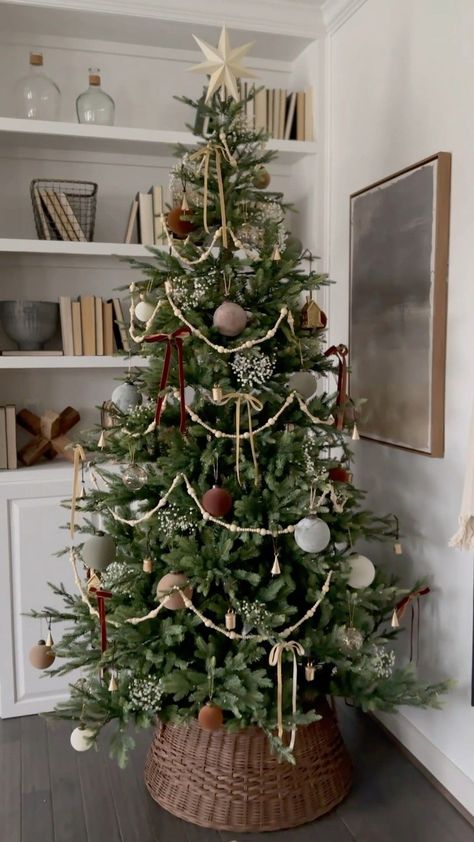 Christmas Tree Inspo, Neutral Christmas Decor, Christmas Apartment, Christmas Themes Decorations, Christmas Decor Inspiration, Christmas Tree Inspiration, Christmas Interiors, Christmas Tree Ideas, Christmas Trends