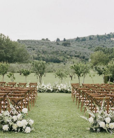 This is how we would like to place the large flower arrangements at the beginnjng of the aisle Small Ceremony Florals, Wedding Grounded Floral Arch, Ceremony Florals On The Ground, Minimal Flower Wedding, Isle Flowers, Wedding Aisle Decorations Outdoor, Outdoor Wedding Ceremony Aisle, White Wedding Florals, Wedding Walkway