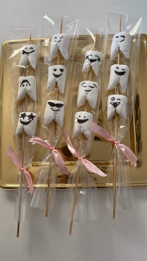 Dentist Goodie Bags, Diy Dental Gifts, Dental School Party, Tooth Themed Party, Dental Decorations Ideas, Dental Hygienist Graduation Party, Dental Party Ideas, Tooth Party Ideas, Dental Party