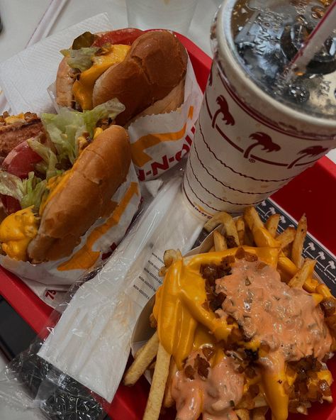 eating good in Cali 🌞😙 1. @puravita_la - West Hollywood 2. @innout (🫶🏽) 3. @tacostumadre - West Hollywood 4. @innout (again) 5. @bellesbeachhouse - Venice 6. @tocamadera - West Hollywood . . . LA food, LA restaurants, food blogger, travel blogger, LA food reccs Cali Mexican Food, Cali Drink, California Street Food, Cali Burger, California Gurls Katy, Eating Good, Restaurants Food, La Food, Pinterest Aesthetic