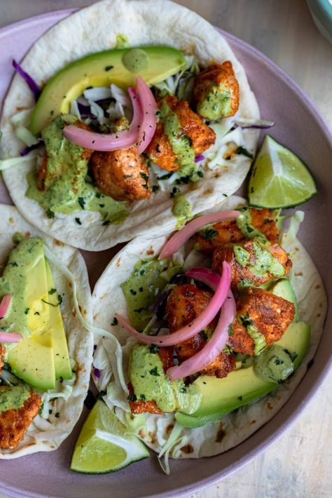 salmon tacos Sommer Mad, Salmon Tacos, Healthy Salmon, Think Food, Food Is Fuel, Aioli, Perfect Food, Pretty Food, I Love Food