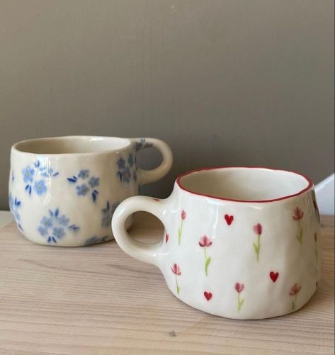 Ceramic Cafe, Diy Pottery Painting, Tanah Liat, Cerámica Ideas, Pottery Painting Designs, Keramik Design, Painted Mugs, Pottery Crafts, Diy Pottery