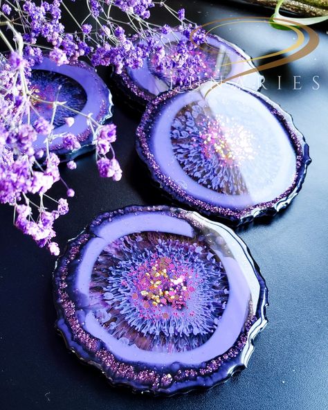 Two round purple coasters with glitter Resin Coasters Ideas, Resin Galaxy, Diy Resin Crystals, Resin Crystals, Artistic Home Decor, Nail Polish Crafts, Wood Resin Jewelry, Resin Crafts Tutorial, Diy Nail Polish