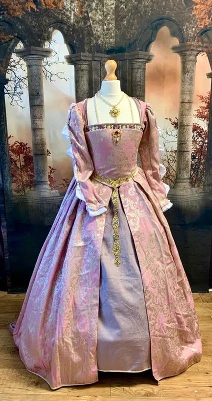 1600s Dresses, 1500s Fashion, Tudor Gown, Tudor Dress, Tudor Fashion, Costumes Dresses, Period Dress, Old Fashion Dresses, Royal Dresses