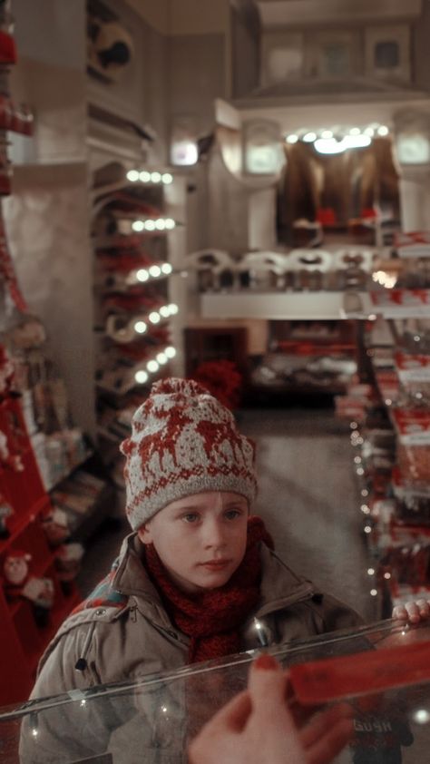 Boy Christmas Aesthetic, Home Alone Aestic, 90s Christmas Wallpaper, 90s Christmas Aesthetic Wallpaper, Home Alone Wallpers Iphone, December Astethic, Christmas Vacation Aesthetic, Christmas 90s Aesthetic, Wallpaper Natal Aesthetic