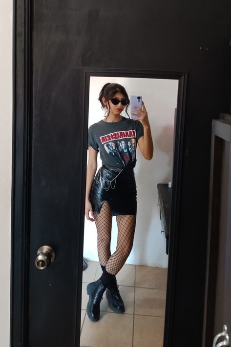 Metal Gig Outfit, Metallica Outfit Women, All Time Low Concert Outfit, Metallica Concert Outfit Women, Metal Show Outfit, Glamrock Outfit, Metallica Outfit, Metallica Concert Outfit, Metal Concert Outfit