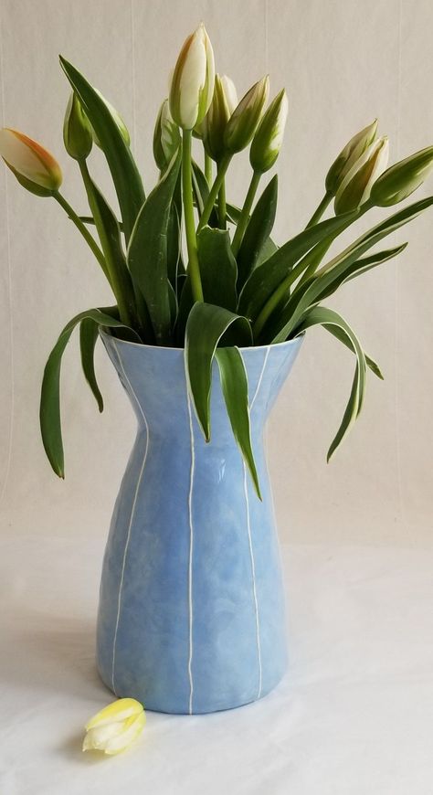 Ceramics With Flowers, Ceramic Vase Flower Arrangement, Tulip Vase Ceramic, Vase For Tulips, Ceramic Flower Vase Design, Ceramic Vase Flowers, Ceramic Flower Vase Handmade, Easy Ceramic Vase, Simple Ceramic Vase