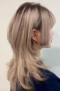 Haircut Ideas Without Styling, Diy Jellyfish Haircut, Hush Cut With Side Bangs, Blonde Jellyfish Haircut, Unstyled Jellyfish Haircut, Jellyfish Haircut Unstyled, Soft Jellyfish Haircut, Semi Long Haircut, Male Jellyfish Haircut