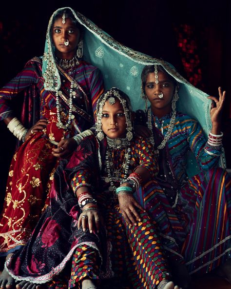 Peoples & Place - JIMMY NELSON Rajasthani Fashion, Rajasthan Culture, Jaipur Fashion, Jimmy Nelson, Face Oil Painting, Ayush Kejriwal, Rajasthani Dress, Old Is Gold, India Dress