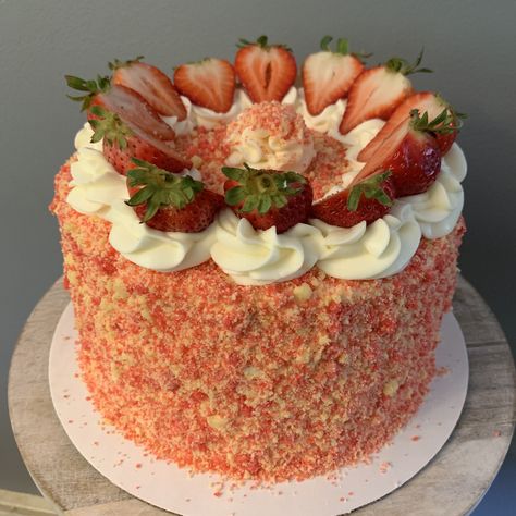 Strawberry Cheesecake Birthday Cake, Filled Strawberry, Strawberry Cheesecake Cake, Strawberry Crunch Cake, Strawberry Crunch, Cake Decorating For Beginners, Crunch Cake, Cheesecake Desserts, Yummy Comfort Food