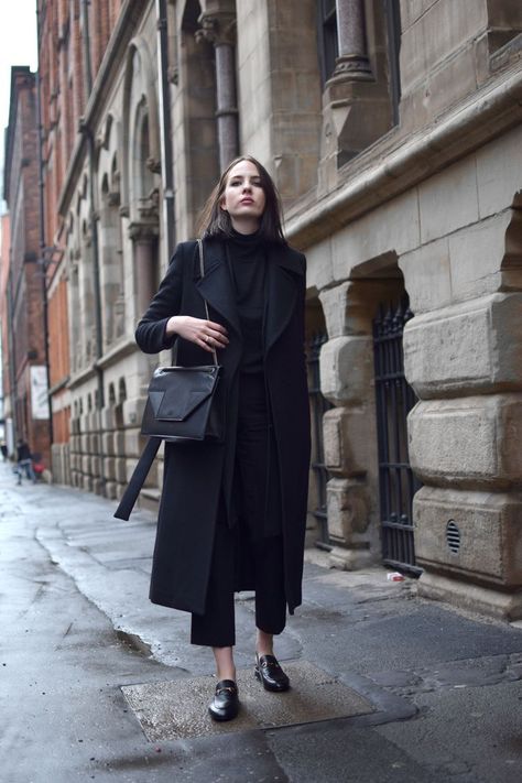 the boo and the boy: the oversized wool coat Wool Coat Outfit Black, Black Wool Coat Outfit, Minimal Stil, Mantel Outfit, Black Culottes, Pijamas Women, Oversized Wool Coat, Mode Mantel, Woman In Black