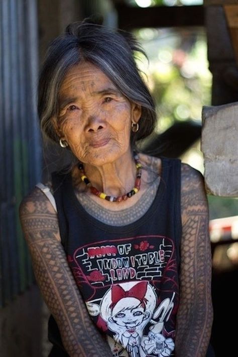 This is a celebrated traditional tattoo artist from northern Philippines Rik Lee, Woman With Tattoos, Think Tattoo, See Tattoo, Filipino Tattoos, Female Tattoo Artists, Female Tattoo, We Are The World, Old Woman