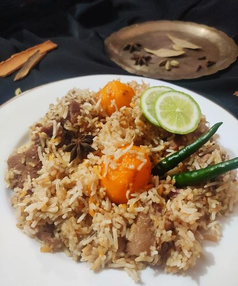 Bangladeshi Traditional Kacchi biryani with spices, mutton and aloo Kacchi Biryani, Healing Gut, Bangladeshi Food, Mustard Oil, Easy Food Art, Cheat Meal, Easy Food, Food Snapchat, Biryani