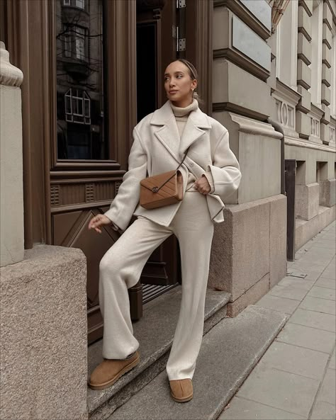 Casual winter fashion. Beige Short Coat, Hm Outfits, Summer Office Outfits, Chic Business Casual, High Waisted Dress Pants, Europe Outfits, Professional Outfits Women, Business Outfits Women, Business Casual Outfits For Women