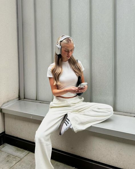 Hol ♡ | Dreaming of this outfit☁️ ad wearing the DAILYSZN Evry t-shirt & wide leg joggers🫶🏻 | Instagram Adidas Samba Aesthetic, White Joggers Outfit, Samba Aesthetic, Adidas Samba Women, Adidas Samba Outfits, Samba Outfits, Wide Leg Outfit, Adidas Outfit Women, Outfit Adidas