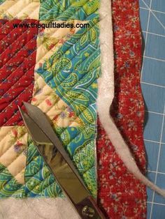 Quilt Binding Tutorial, Sewing Binding, Binding Tutorial, Sew Ins, Quilt Tutorial, Quilt Binding, Patchwork Quilting, How To Finish A Quilt, Quilting For Beginners