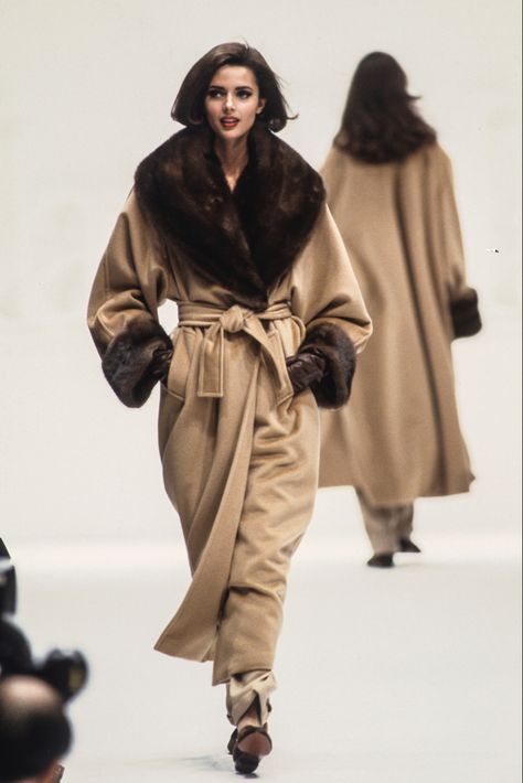 Max Mara FW92 90s Runway Fashion, Runway Fashion Couture, Runway Outfits, Fur Coat Vintage, Vintage Diy, Art Books, Crochet Jewelry, Luxury Vintage, Looks Vintage