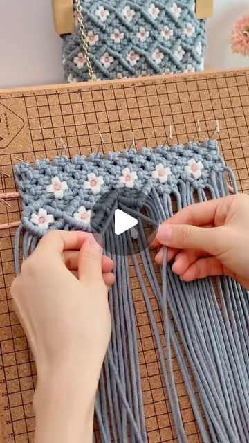 Wall Hanging Macrame Decor, Macrame Design Tutorials, Macrame Bag Diy Tutorials, Macrame Bag Tutorial How To Make, Macrame Videos, Macrame Tutorial Step By Step, Macrame Bag Tutorial, Mac Tutorial, Boho Artwork