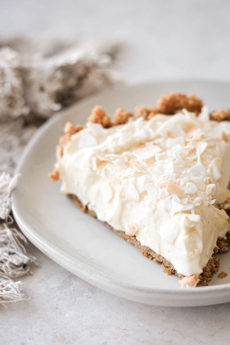 Bavarian cream pie with a graham cracker crust, homemade vanilla bean pastry cream that's lightened with whipped cream, and toasted coconut. Homemade Bavarian Cream, Bavarian Cream Pie, Easy Banoffee Pie, Dessert For Easter, Bean Pie, Village Food, High Altitude Baking, Bavarian Cream, Slice Of Pie