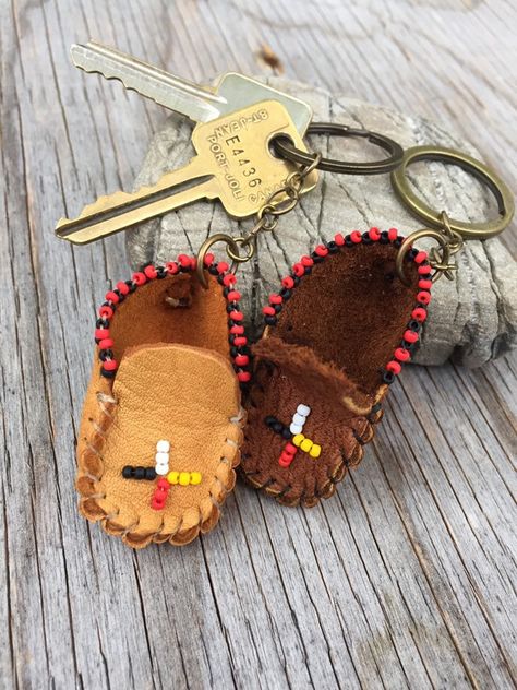 I created these keychains this deer and moose leather. The moccasin measures approximately 2 inches. Choice for antique brass ring or stainless steel. If you want to get a clip in place of the key ring, leave a message with your order. I can also do a beading of other colors if you wish, do not hesitate to contact me. Each of our creations is inspired by nature. Thank you and enjoy! Beading Butterfly, Native Accessories, Beadwork Projects, Native Christmas, Beaded Gifts, Baby Moccasin Pattern, American Indian Crafts, Moccasin Pattern, Beaded Moccasins