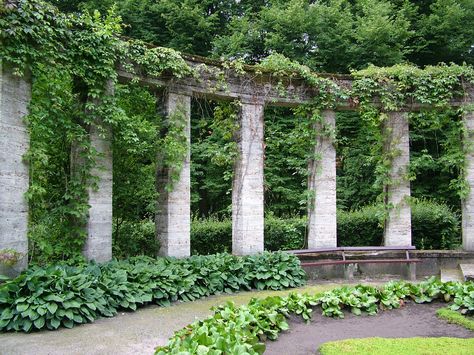 Columns in the garden. Ancient Greek Garden, Greek Garden, Roman Garden, English Garden Design, Ancient Greek Architecture, Garden Lanterns, Mediterranean Garden, Pergola Designs, Garden Features