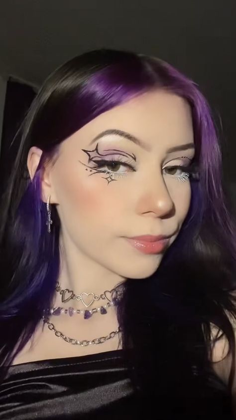 fancy aesthetic eyeliner look with purple eyeshadow Purple Makeup Halloween, Eyeshadow Purple, Purple And White Makeup Looks, Birthday Eyeliner, Purple And White Makeup, Black Eyeliner Looks Creative, Purple And Black Makeup Looks, Purple Black Makeup, White And Black Makeup