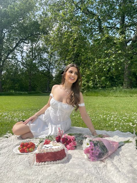 Picnic Birthday Party Aesthetic Outfit, Birthday Picnic Outfit, Picnic Poses Photo Ideas, Goth Picnic, Picnic Poses, Bday Picnic, Picnic Photo Shoot, Picnic Pictures, Picnic Photography