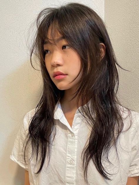 Korean hush cut: long layered cut Mid Length Hair Choppy Layers, Wispy Layered Hair Medium, Bangs For Glasses Wearers, Hair Flipped Out On Ends, Shaggy Hair Long, Long Hair With Lots Of Layers, Dramatic Layers, Haircut Inspo, Hairstyles For Layered Hair