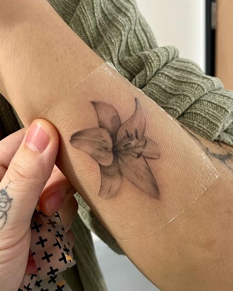 Lily flower tattoos recently done 🤍 Three flowers I do tattoo most are lily, tulip, and white rose These look really elegant and beautiful when engraved on our bodies in my opinion Gilded Lily Tattoo, Lily Rose Tattoo, Flower Tattoos With Words, I Do Tattoo, Tattoos Lily, Flower Tattoo On Back, Tulips Tattoo, Tiger Lily Tattoo, Three Tattoo