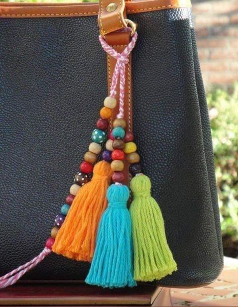 Tassen Hanger, Aqua Bag, Pom Pom Bag Charm, Colorful Keychain, Tassel Crafts, Pom Keychain, Bead Bag, Sac Diy, Wooden Bag