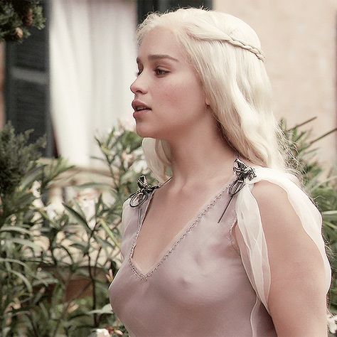 Emilia Clarke #daenerys Gal Gadot, Emilia Clarke, Queen Of Dragons, Targaryen Aesthetic, Lucy Liu, Gra O Tron, Mother Of Dragons, Abba, A Dress