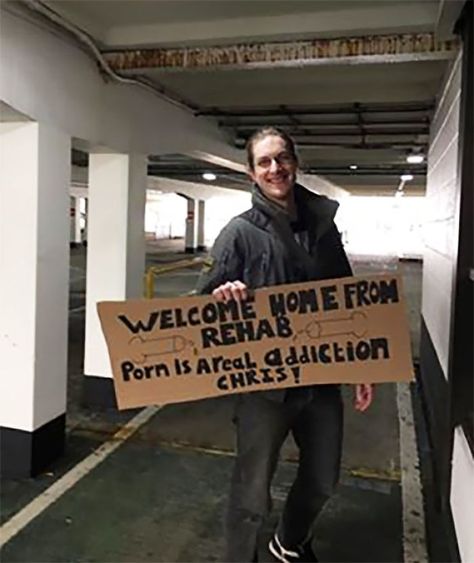 Funny Welcome Back Signs Airport, Airport Signs Pickup Best Friend, Funny Airport Welcome Signs Friends, Embarrassing Airport Pick Up Signs, Airport Arrival Signs, Funny Welcome Home Signs Airport Humor, Airport Signs Pickup Hilarious Boyfriend, Welcome Sign Airport, Airport Signs Pickup