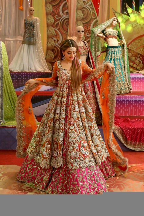 Mehndi Dresses, Desi Dress, Red Bridal Dress, Asian Bridal Dresses, Latest Bridal Dresses, Indian Bridal Lehenga, Pakistani Wedding Outfits, Dulhan Mehndi Designs, Salwar Kamiz