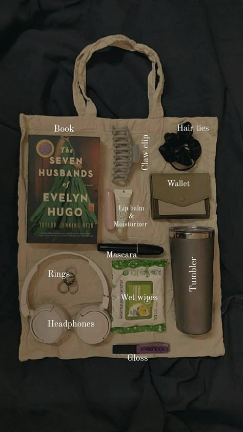 Winter Bag Essentials, Dark Academia Bag Essentials, What To Put In Your Tote Bag, Amazon Tote Bag, What To Put In A Tote Bag, Book Bag Essentials, What’s In My Tote Bag, What’s In My Bag Aesthetic, Tote Bag Organization