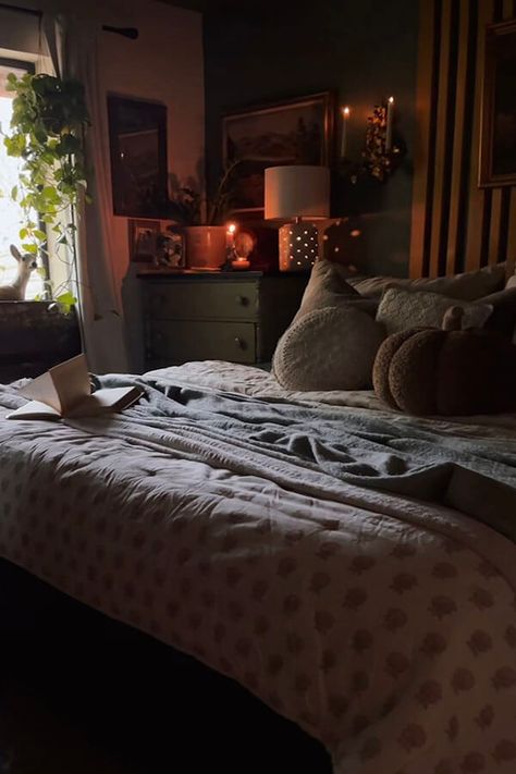 dark-academia-bedroom Dark Academia Bedroom Aesthetic, Academia Bedroom Aesthetic, Dark Academia Bedroom Decor, Dark Academia Room Aesthetic, Dark Academia Bedroom Ideas, Dark Academia Room Ideas, Dark Academia Bedroom, Academia Bedroom, Dark Academia Room