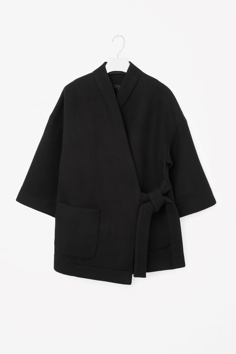 Inspiration Kimono coat COS Wrap-over coat in Black Minimal Stil, Áo Blu, Ropa Upcycling, Best Winter Coats, Leather Coats, Kimono Coat, Streetwear Mode, Mode Inspo, Winter Coats