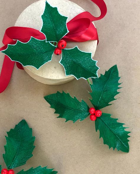 Miseltoe Diy, How To Make Mistletoe, Diy Paper Decor, Christmas Diy Paper, Paper Christmas Crafts, Mistletoe Diy, Mistletoe Decoration, Crepe Paper Flowers Diy, Shaped Fruit