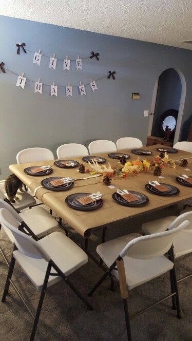 Thanksgiving Feast Table Dinner Parties, Friendsgiving Banner Diy, Thanksgiving Table Paper Plates, Thanksgiving Folding Table Set Up, Simple Friendsgiving Tablescape, Friendsgiving Dinner Party Decor Diy, Friendsgiving Table Set Up, Brown Paper Thanksgiving Table, Thanksgiving Folding Table Decor